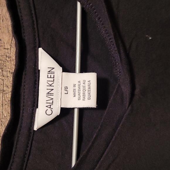 Black designer t-shirt by Calvin Klein - Picture 2 of 4